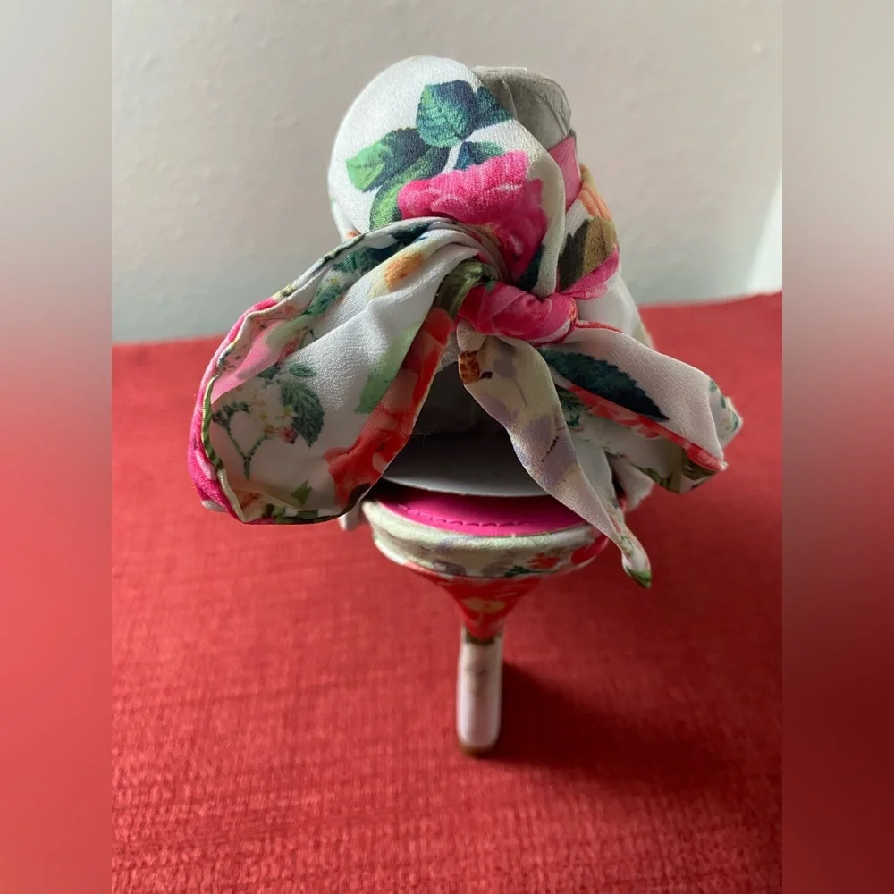 NWT.. NINE WEST FLORAL WRAP SANDALS - Picture 11 of 16